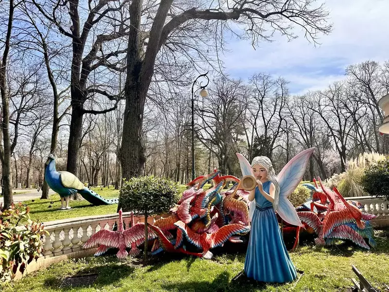 O amânare aduce un spectacol inedit: Târgul de Paște de la CRAIOVA, start parțial din 3 aprilie, deschiderea oficială pe 5 aprilie 2026 Evenimentul mult așteptat al primăverii în municipiul CRAIOVA, Târgul de Paște, își va deschide porțile parțial începând de vineri, 3 aprilie 2026, de la ora 14:00, cu căsuțe de produse tradiționale și zone de agrement pentru copii