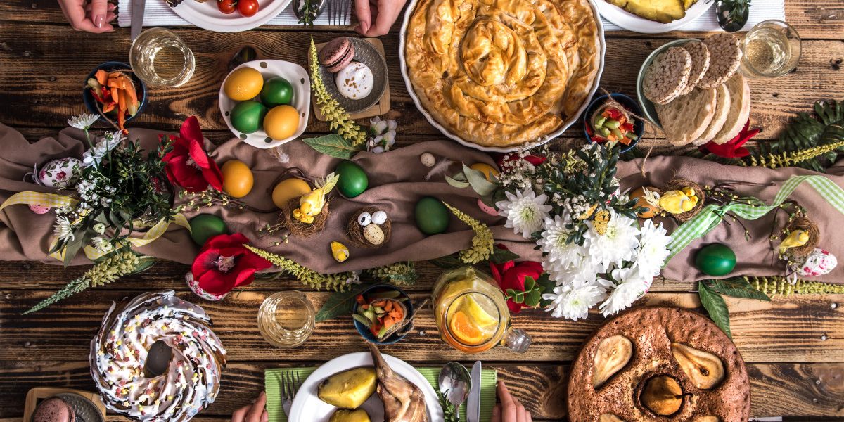 Mesele de Paște: Cum să te bucuri de sărbătoare fără excese Paștele aduce pe mesele românilor o explozie de arome și tradiții culinare, de la ouă roșii și drob până la friptură de miel și cozonac