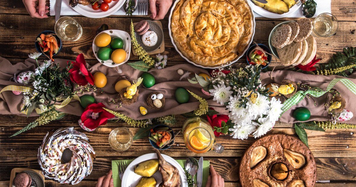 Mesele de Paște: Cum să te bucuri de sărbătoare fără excese Paștele aduce pe mesele românilor o explozie de arome și tradiții culinare, de la ouă roșii și drob până la friptură de miel și cozonac