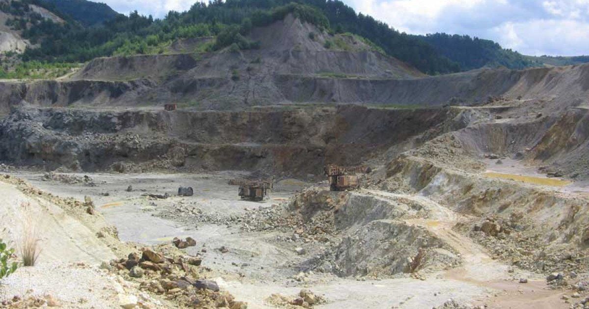 O coaliție de ONG-uri acuză o lege a minelor: Exproprieri în favoarea companiilor private și eliminarea protecției mediului București – Un grup de șaizeci de organizații neguvernamentale din România a adresat o scrisoare oficială către președintele Comisiei Europene, Ursula von der Leyen, exprimând îngrijorări cu privire la proiectul de lege L143/2026