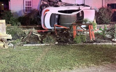 Accident grav în MURFREESBORO: O persoană, la spital după ce o mașină a lovit o casă