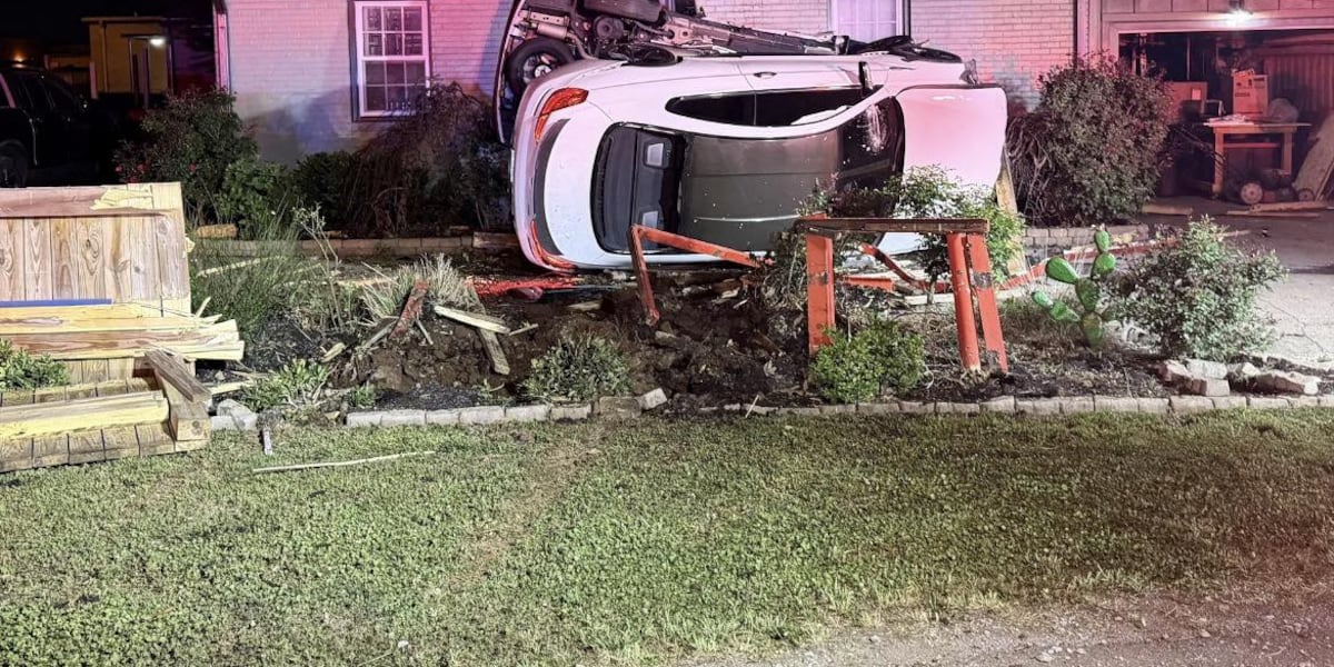 Accident grav în MURFREESBORO: O persoană, la spital după ce o mașină a lovit o casă