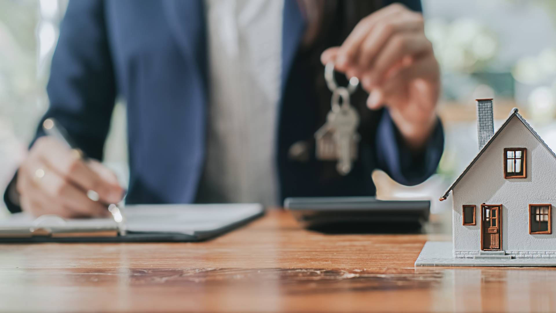 Ghid practic pentru cumpărătorii de locuințe: Cum să eviți capcanele ascunse Bucureștenii și nu numai, care visează să-și cumpere o locuință nouă sau veche, trebuie să fie atenți la o serie de detalii esențiale