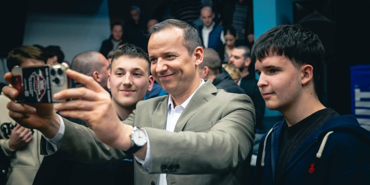 Ungaria: Extrema Dreaptă, Poziție-Cheie într-un Posibil Blocaj Politic Sondajele de opinie din Ungaria anticipează o luptă strânsă pentru putere între partidele aflate în competiție la alegerile parlamentare