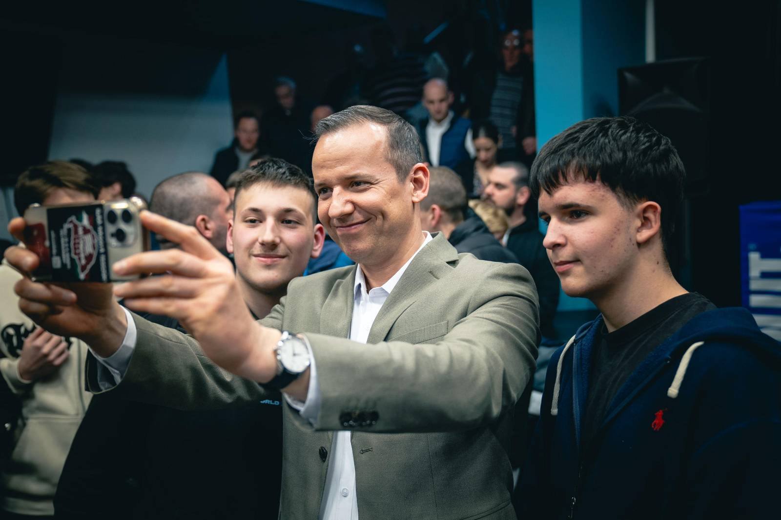 Ungaria: Extrema Dreaptă, Poziție-Cheie într-un Posibil Blocaj Politic Sondajele de opinie din Ungaria anticipează o luptă strânsă pentru putere între partidele aflate în competiție la alegerile parlamentare