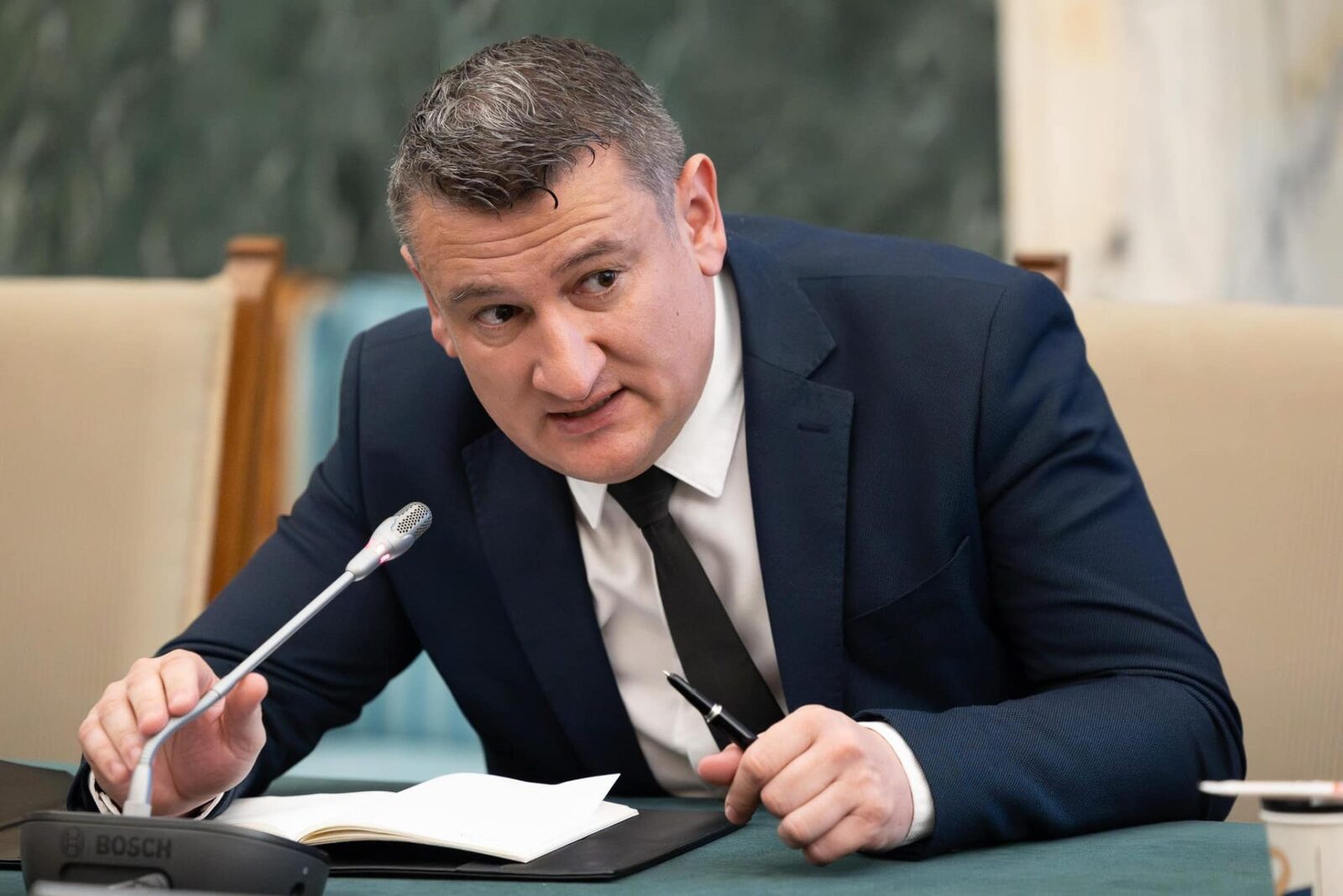O licitație de peste 3 milioane de lei pentru reabilitarea sediului OCPI Sibiu, pusă sub semnul întrebării de o sesizare privind nereguli, a generat un scandal cu multiple ramificații