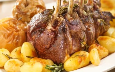 MIEL ÎNTREG CU CAP ȘI ORGANE, PROASPĂT ȘI ROMÂNESC, DISPONIBIL LA LIDL PRIN CLICK & PICK Pentru cei care se pregătesc de sărbători sau pur și simplu doresc să savureze un preparat tradițional, LIDL vine cu o ofertă tentantă: miel întreg cu cap și organe, produs în România