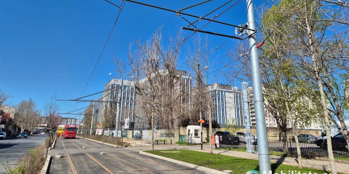 Lucrările la tramvaiul de pe Bulevardul Expoziției, aproape de finalizare Lucrările de modernizare a liniei de tramvai de pe Bulevardul Expoziției, parte a Lotului 11, avansează rapid