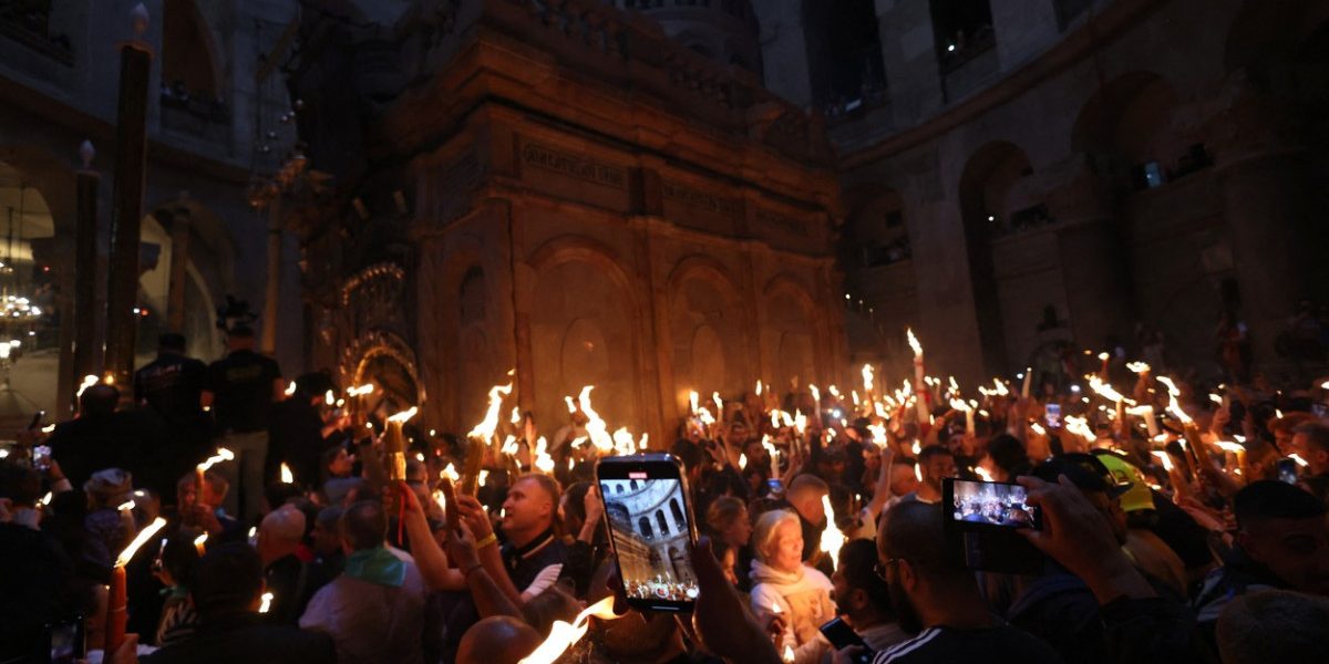 Lumina Sfântă a Învierii va fi adusă astăzi în România de la Ierusalim. Biserica Sfântului Mormânt și-a deschis porțile