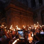 Lumina Sfântă a Învierii va fi adusă astăzi în România de la Ierusalim. Biserica Sfântului Mormânt și-a deschis porțile