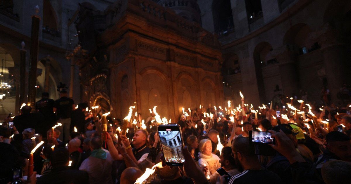 Lumina Sfântă a Învierii va fi adusă astăzi în România de la Ierusalim. Biserica Sfântului Mormânt și-a deschis porțile