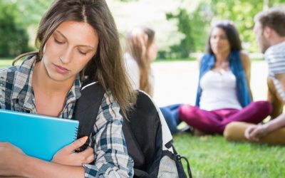 A te simți singur poate fi mai nociv pentru sănătate decât izolarea socială, arată un studiu recent