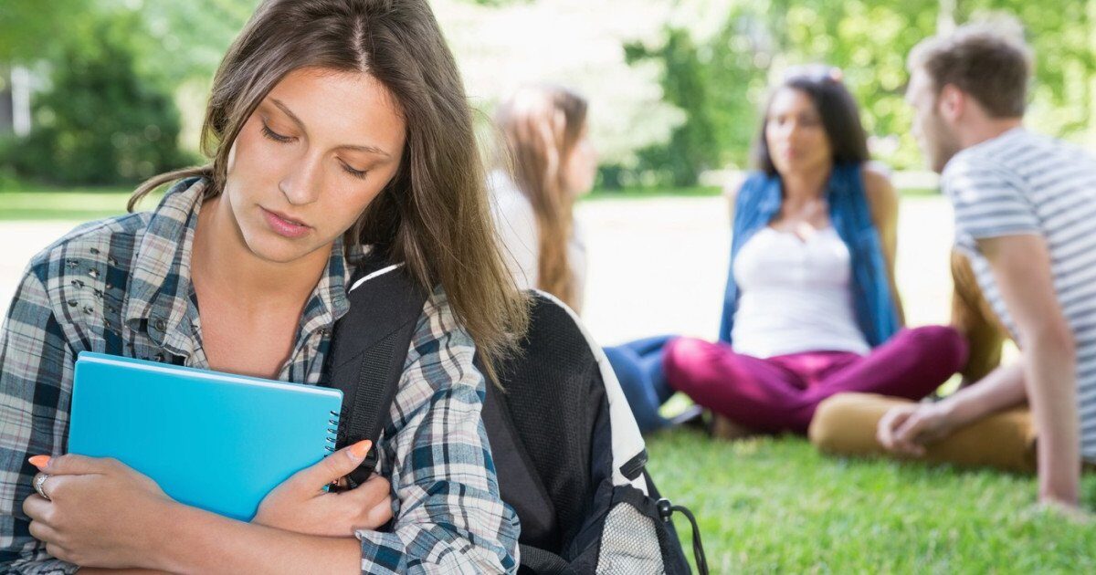 A te simți singur poate fi mai nociv pentru sănătate decât izolarea socială, arată un studiu recent