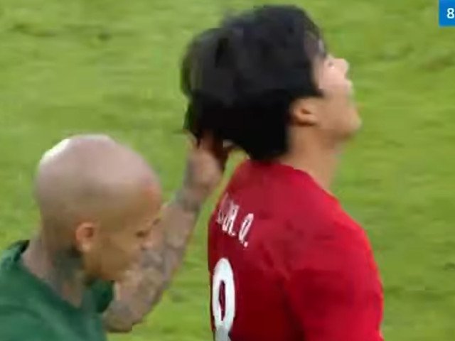 Mitriță, roșu direct în China: Scandal după ce a tras de păr!