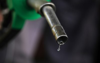 Benzina se apropie de 8,70 lei, motorina sub 9,60 lei: Scăderi continue în România