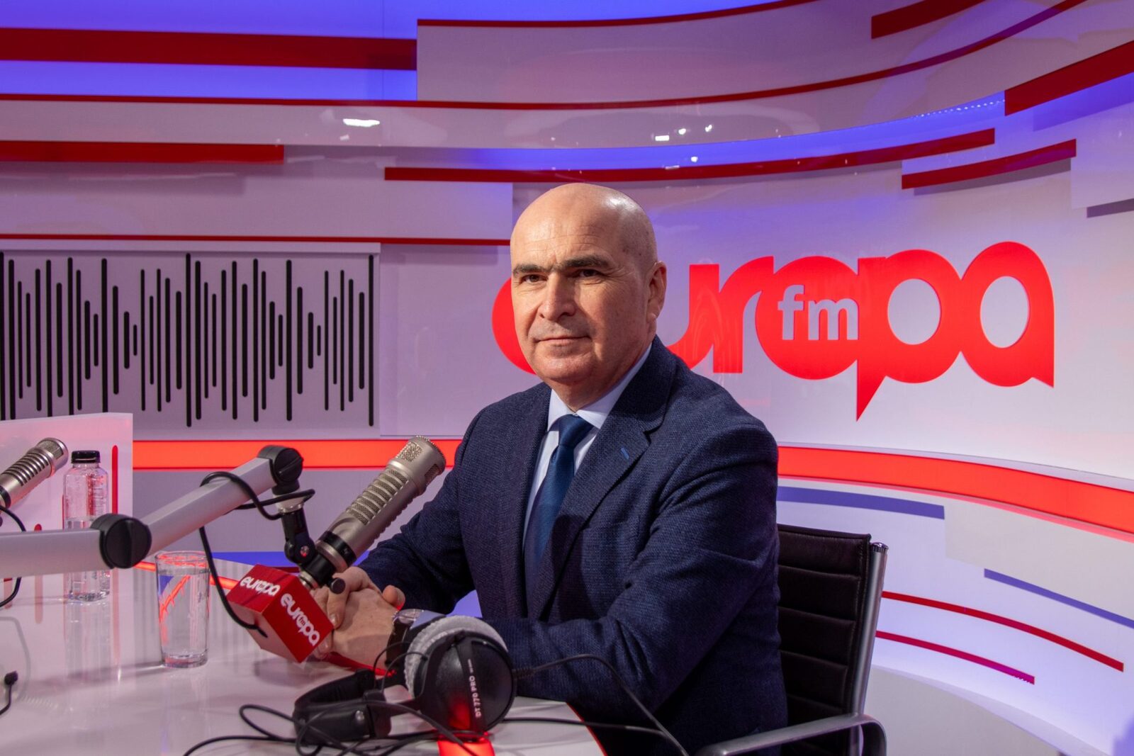 Articol verificat: Ancheta privind declarațiile despre premierul BOLOHAN la Europa fm În seara de 23 martie 2024, postul de radio Europa FM a anunțat o emisiune începând cu ora 18:15, având ca subiect principal prezența prim-ministrului ROMÂNIEI, ILIE BOLOHAN (Sursa: Europa FM, comunicat de presă, 23 martie 2024)