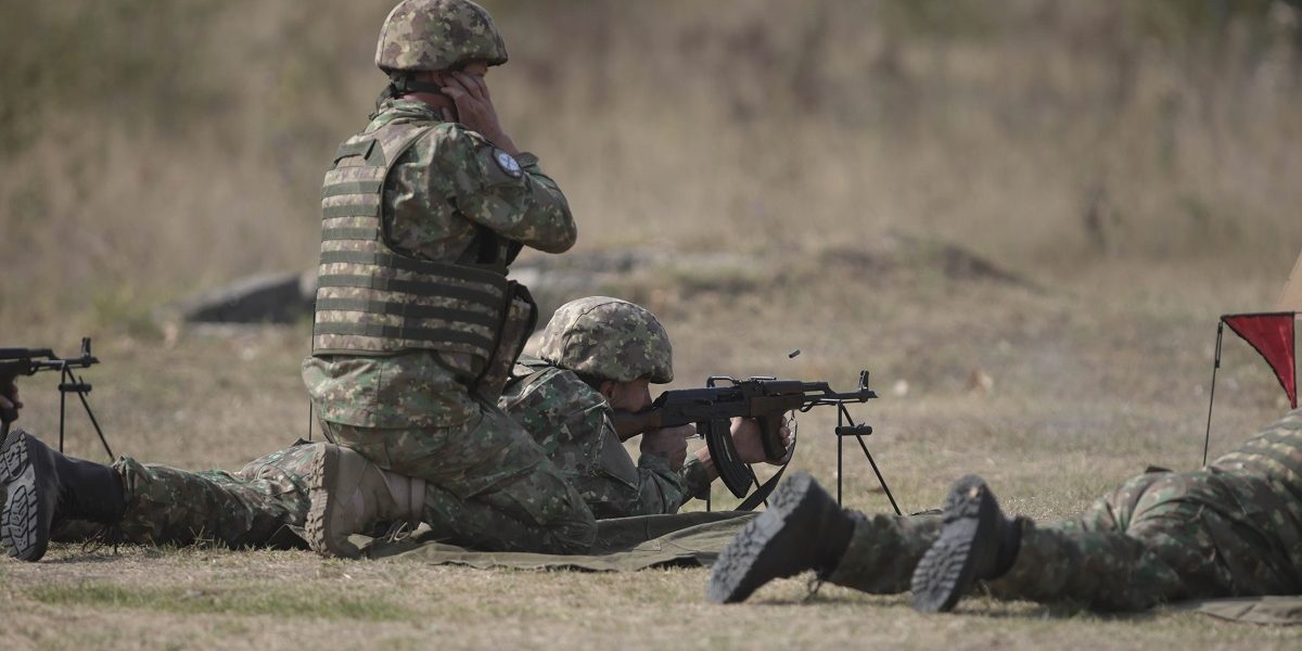 Avans la pregătirea militară: Ministrul Apărării și șeful SMAP vizitează unitatea care va instrui soldații voluntari Ministrul Apărării Naționale, Radu Miruță, și șeful Statului Major al Apărării, generalul Gheorghiță Vlad, au inspectat marți Batalionul 265 Poliție Militară, unitate cheie în programul de instruire a soldaților și gradaților voluntari în termen (SGVT)