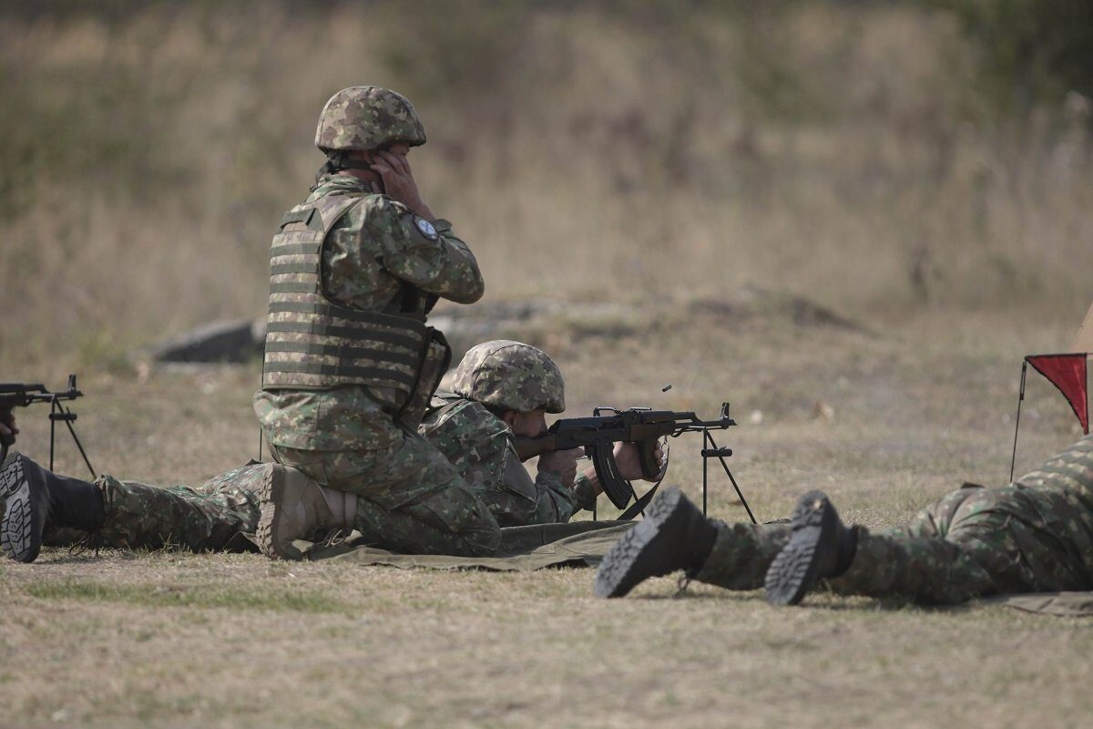 Avans la pregătirea militară: Ministrul Apărării și șeful SMAP vizitează unitatea care va instrui soldații voluntari Ministrul Apărării Naționale, Radu Miruță, și șeful Statului Major al Apărării, generalul Gheorghiță Vlad, au inspectat marți Batalionul 265 Poliție Militară, unitate cheie în programul de instruire a soldaților și gradaților voluntari în termen (SGVT)