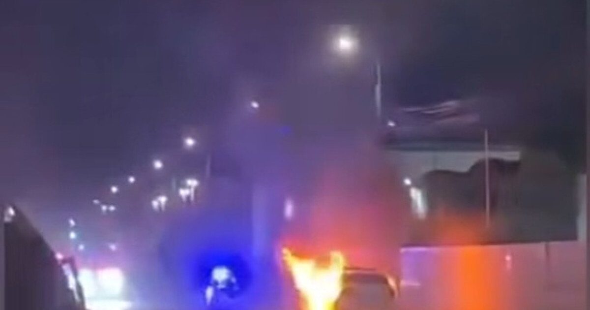 O mașină de poliție a luat foc în Iași, sindicaliștii acuză starea precară a autospecialelor Un eveniment neobișnuit a avut loc duminică seară pe un bulevard din Iași: o mașină de poliție a fost cuprinsă de flăcări în plin trafic