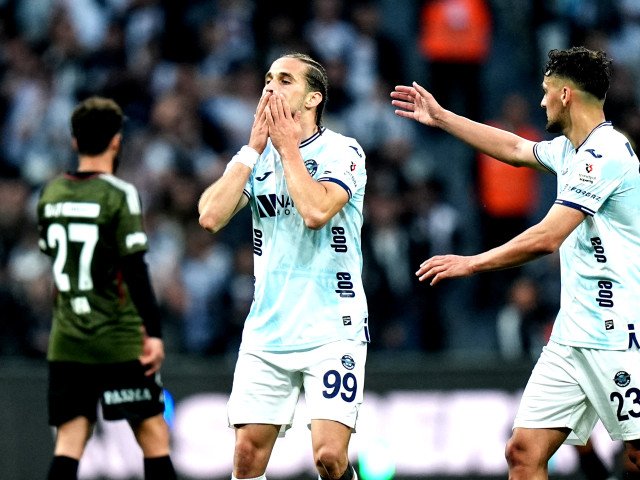 Adana Demirspor, echipa care a eliminat CFR Cluj din Europa, a obținut prima victorie după o serie de penalizări severe În ciuda problemelor financiare și a depunctărilor drastice, ADANA Demirspor a reușit să obțină prima victorie din acest sezon în Turcia