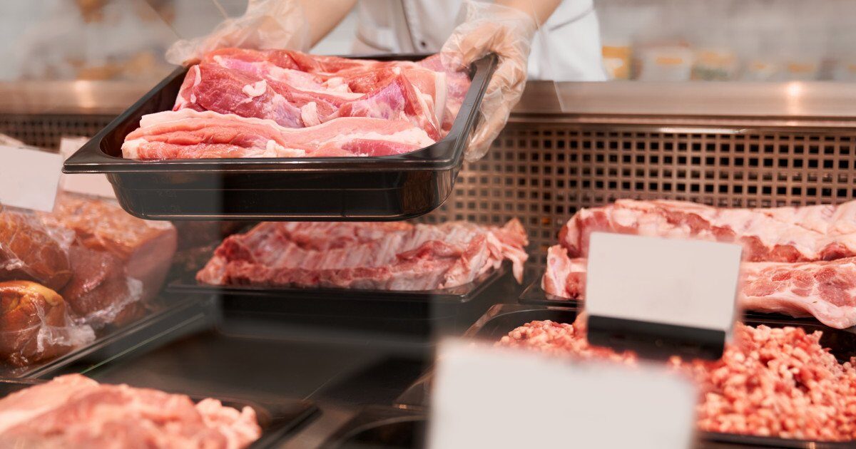 Carnea de miel se scumpește înainte de Paște: Prețurile ajung la 60 de lei pe kilogram București – Prețurile la carnea de miel au crescut semnificativ înaintea sărbătorilor pascale, atingând valori de până la 60 de lei pe kilogram în piețe și supermarketuri