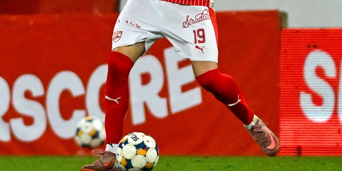 Mazilu l-a înfuriat pe Kopic. Cel mai slab la Dinamo în prima repriză cu U Cluj: a călcat pe minge și a centrat prin spatele porții!