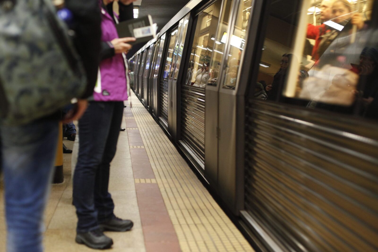 Bucureștenii vor plăti cea mai scumpă călătorie cu metroul din regiune Prețul unei călătorii cu metroul în București va crește de la 5 la 7 lei, transformând capitala României în orașul cu cele mai mari tarife pentru transportul public subteran din regiune