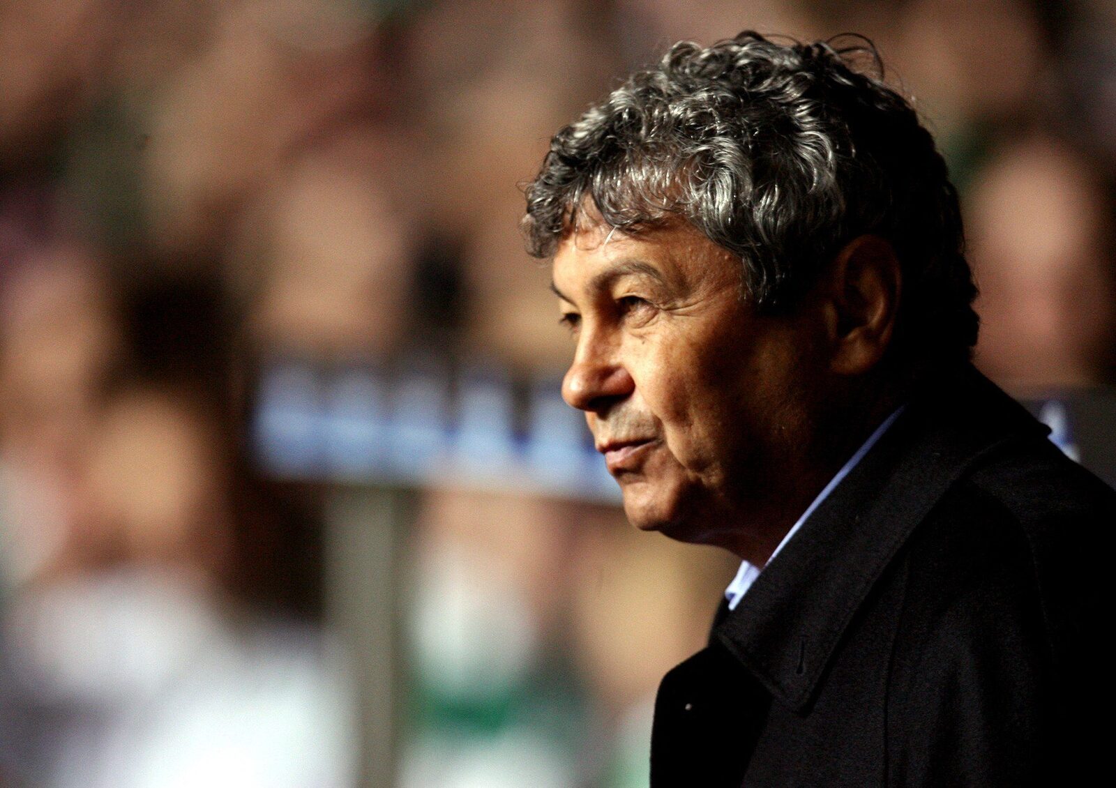 Fostul antrenor al echipei Dinamo Kiev, MIRCEA Lucescu, a fost surprins recent la București, stârnind valuri de speculații în lumea fotbalului românesc