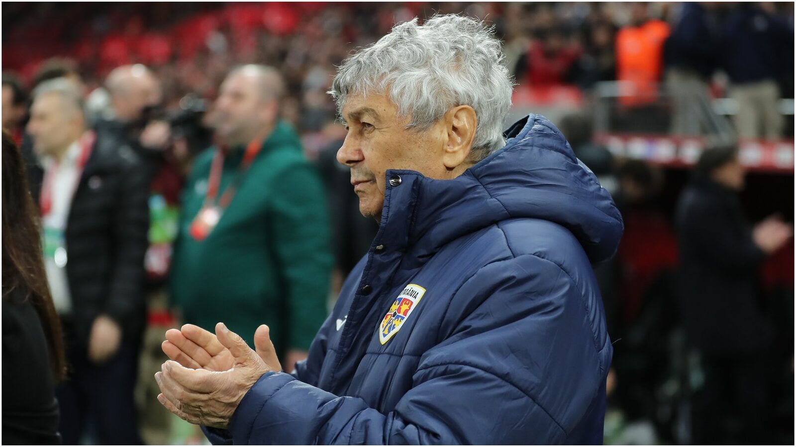 Sicriul cu trupul lui Mircea Lucescu a fost depus miercuri după-amiază la Arena Națională din București, permițând accesul publicului pentru a-i aduce un ultim omagiu