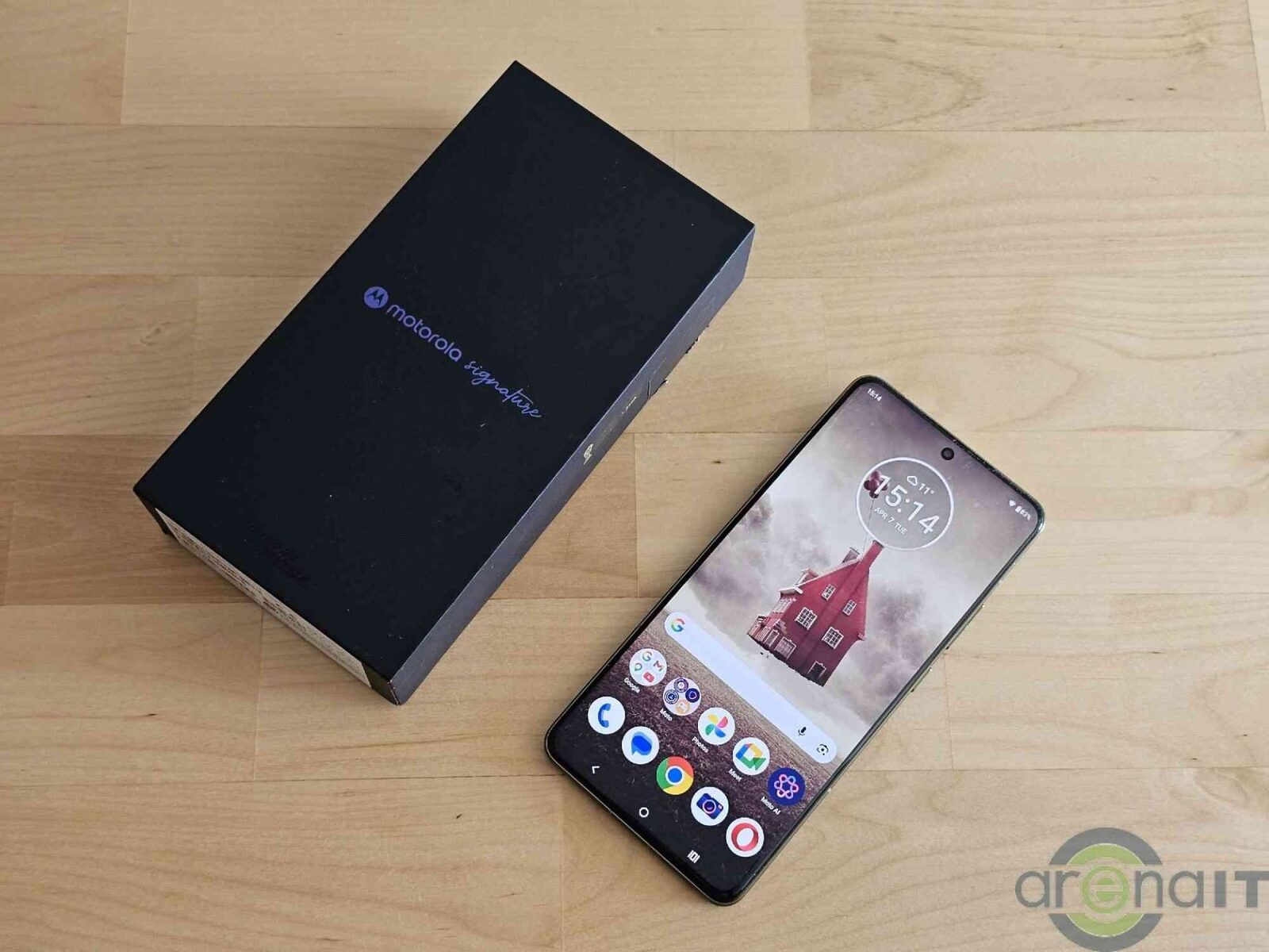 Motorola Signature: Un nou concurent pe piața telefoanelor de top Numele Motorola este sinonim cu istoria telecomunicațiilor, de la primele radiouri pentru mașini la telefoanele mobile portabile