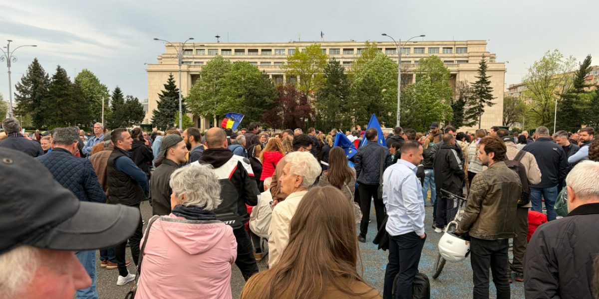Miting în Piața Victoriei: Românii îl susțin pe premierul Ilie Bolojan