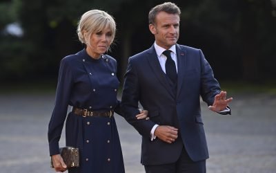 Reacție dură a lui Macron după „remarcile ofensatoare” ale lui Trump Parisul este în fierbere după ce președintele american, Donald Trump, a făcut comentarii considerate jignitoare la adresa președintelui francez, Emmanuel Macron, și a soției sale, Brigitte Macron