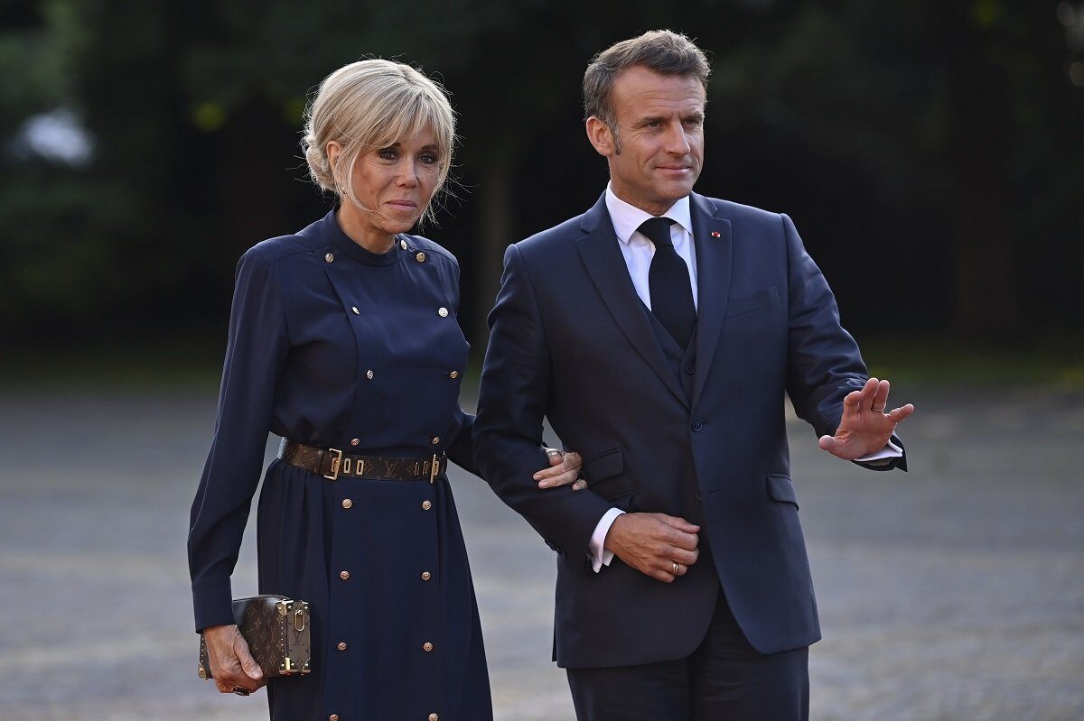 Reacție dură a lui Macron după „remarcile ofensatoare” ale lui Trump Parisul este în fierbere după ce președintele american, Donald Trump, a făcut comentarii considerate jignitoare la adresa președintelui francez, Emmanuel Macron, și a soției sale, Brigitte Macron