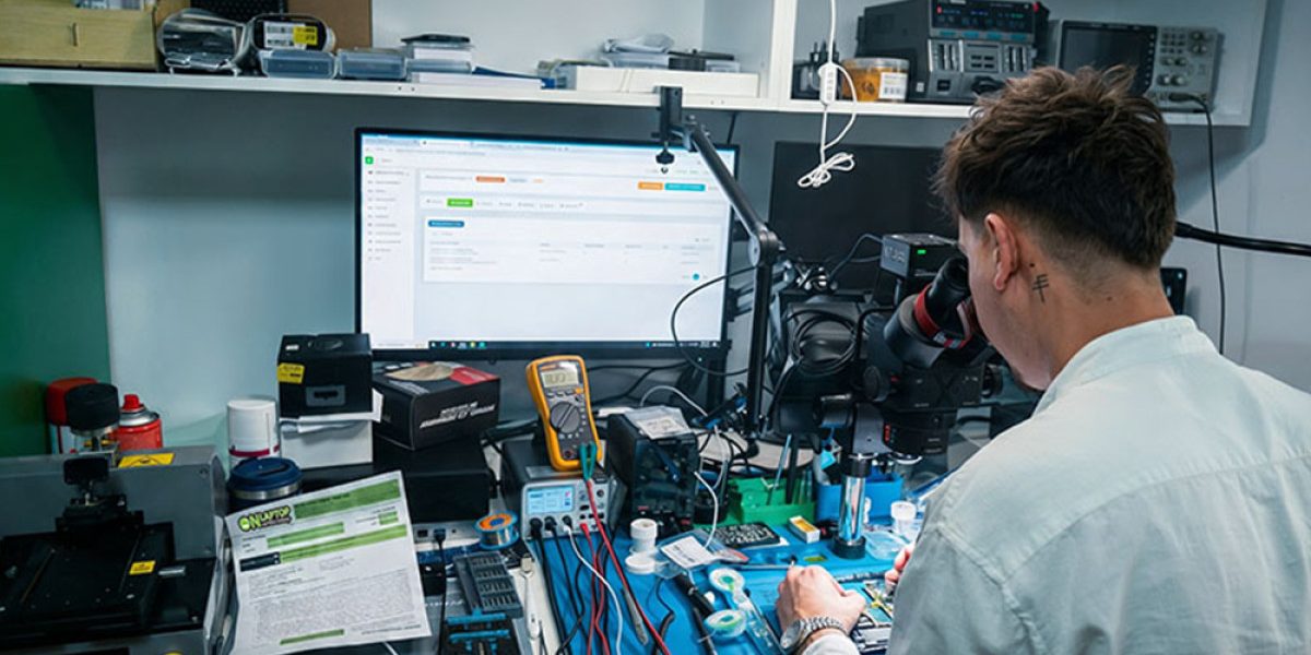 Piese slabe sau mâna de lucru proastă? De ce telefoanele se strică repede