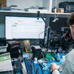 Piese slabe sau mâna de lucru proastă? De ce telefoanele se strică repede