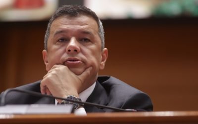 AUR analizează conflictele din coaliție: PSD, mai degrabă, vrea schimbări, nu alegeri anticipate Senatorul AUR, Petrișor Peiu, face o analiză a tensiunilor din coaliția de guvernare și sugerează că PSD nu intenționează să părăsească guvernul