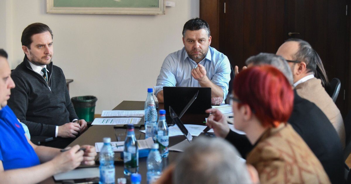 Primăria Capitalei se reorganizează: 122 de posturi vor fi desființate Consiliul General al Municipiului București a aprobat joi proiectul de reorganizare a aparatului de specialitate al primarului general