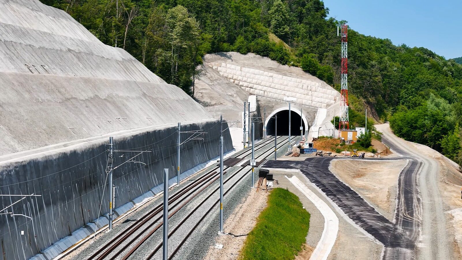 Un tunel feroviar de 10 kilometri, propus în zona Predeal, ar putea revoluționa transportul pe calea ferată, scurtând semnificativ timpul de călătorie și crescând viteza trenurilor la 160 km/h, conform informațiilor furnizate de Asociația Pro Infrastructură