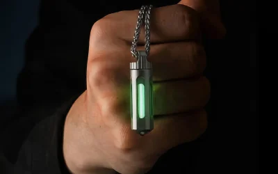 Breloc din titan: Luminează 25 de ani FĂRĂ baterii! Inovație uimitoare