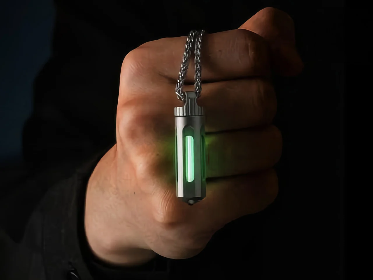 Breloc din titan: Luminează 25 de ani FĂRĂ baterii! Inovație uimitoare