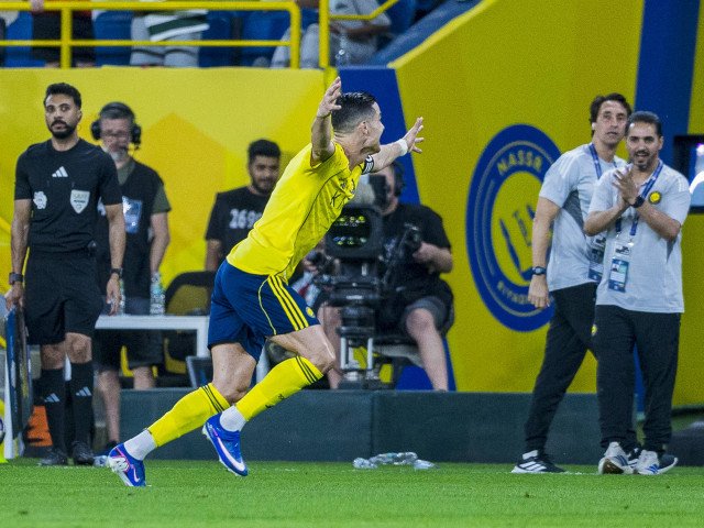 Cristiano Ronaldo, din nou în formă maximă: dublă pentru Al-Nassr și apropierea de recordul de 1000 de goluri Atacantul portughez Cristiano Ronaldo a revenit cu forță în echipa Al-Nassr, marcând o dublă în victoria categorică obținută de echipa sa, scor 5-2, în fața celor de la Al-Najma