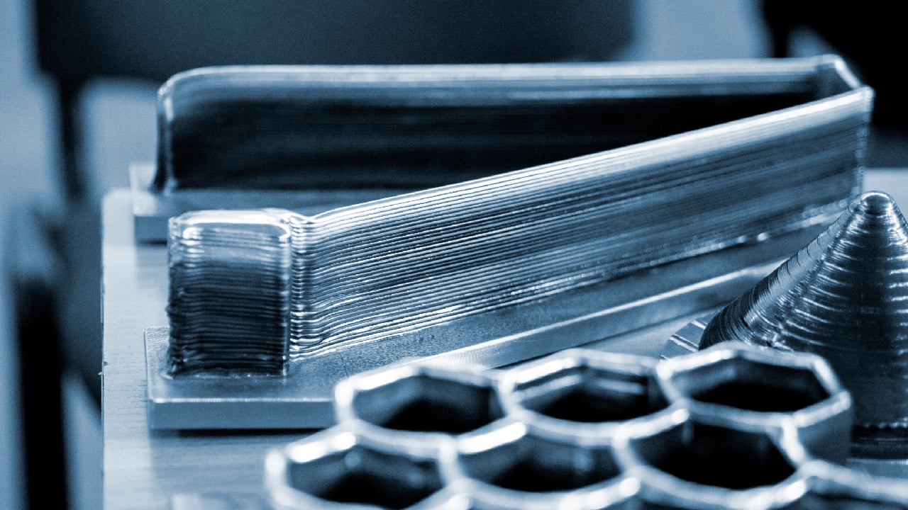 Model realizat pe o imprimantă 3D din metal. Obiect creat pe o imprimantă 3D prin topirea unui fir metalic.