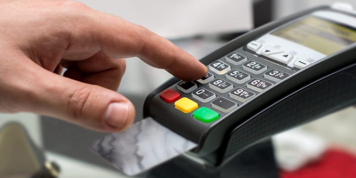 Cardul, singura modalitate de plată: Numerarul, interzis! Restaurantele, sub lupă