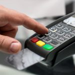 Cardul, singura modalitate de plată: Numerarul, interzis! Restaurantele, sub lupă