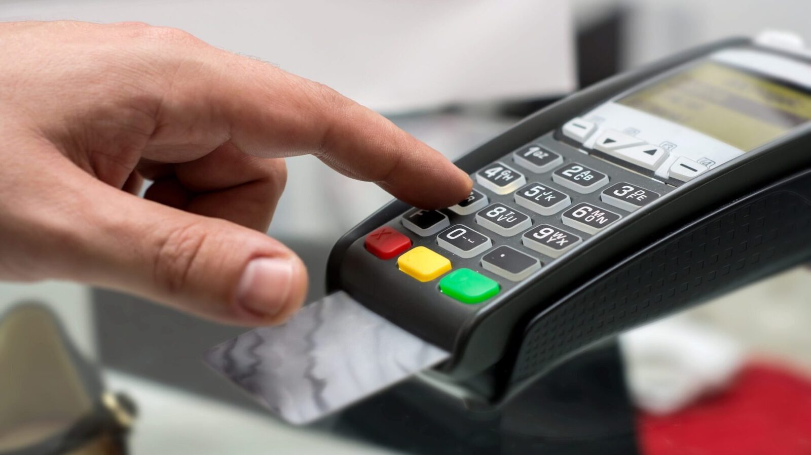 Cardul, singura modalitate de plată: Numerarul, interzis! Restaurantele, sub lupă
