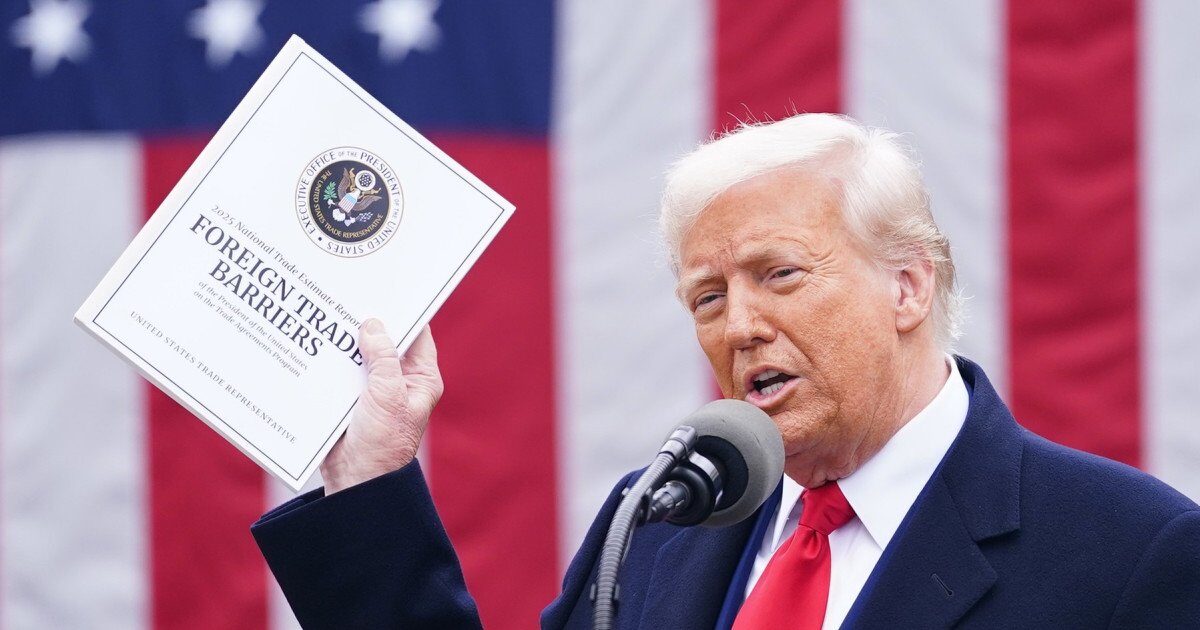 În aprilie anul precedent, Donald Trump a declanșat o serie de tarife vamale, marcând un moment crucial în comerțul global, cunoscut sub numele de „Ziua Eliberării”