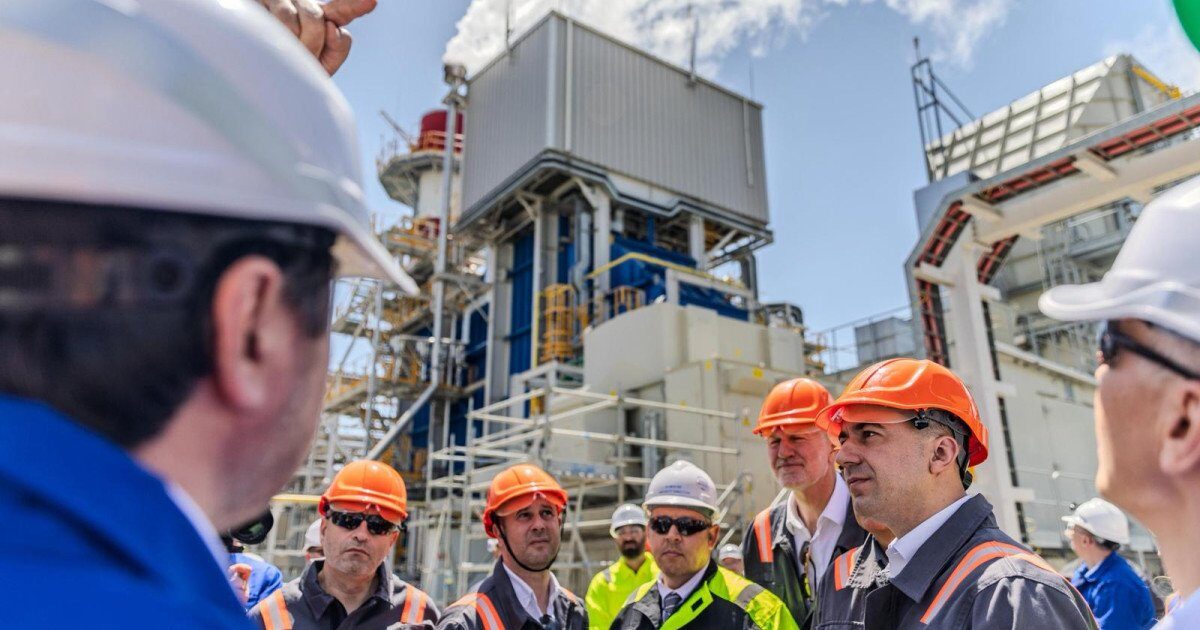 Petromidia a revenit la capacitate maximă după lucrările de mentenanță Rafinăria Petromidia, operată de Rompetrol, și-a reluat activitatea și funcționează la capacitate maximă, a anunțat luni ministrul Energiei, Bogdan Ivan