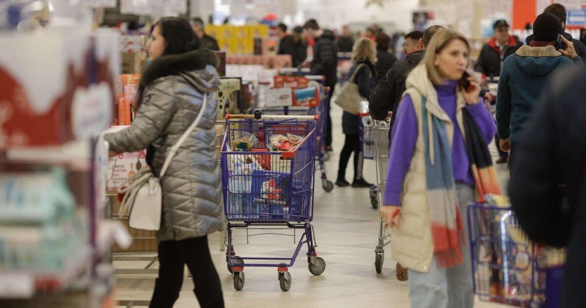 Marile magazine anunță programul de Paște 2026: Majoritatea închise duminică Majoritatea lanțurilor comerciale din România își modifică programul de funcționare cu ocazia sărbătorilor pascale, ajustări care vor intra în vigoare înainte și după ziua de Înviere