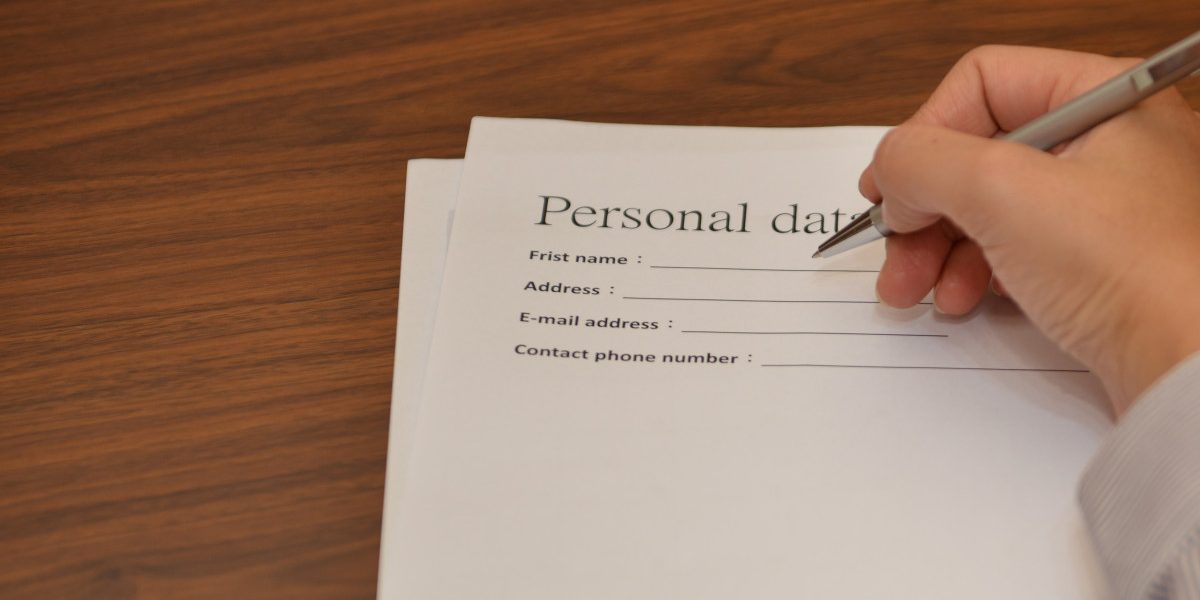 Nume și prenume: Greșeala banală pe care o fac românii online