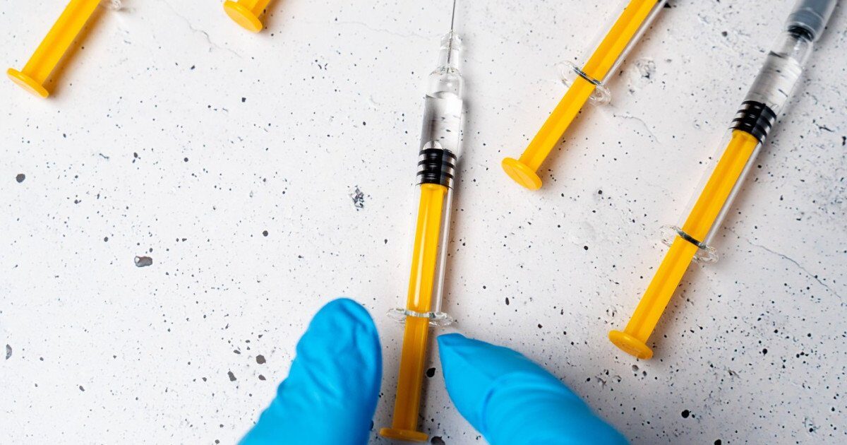 Polonia, obligată să distrugă zeci de milioane de doze de vaccin anti-COVID, după o decizie a instanței Instanța de la Bruxelles a decis: Polonia trebuie să plătească peste 1,3 miliarde de euro pentru dozele de vaccin anti-COVID pe care le-a refuzat